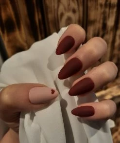 SD Press On Nails - Plaknagels - Gelnagels - 20 Stuks - Handgemaakte Nagels No. 10 Heartbeat - Hartjes - Matte Rood - Nepnagels - Kort Stiletto - Nagelstudio - Gellak - Plaknagels Met Lijm - Nail Art - Accessoires - Valentijn - Cadeau Voor Haar -Cosmeticawinkel 1013x1200