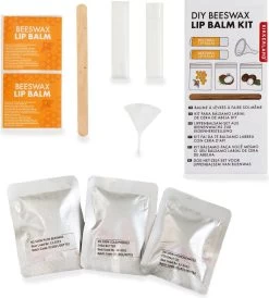 Kikkerland DIY Bijenwas Lip Balsem Kit - Maak Je Eigen Lippenbalsem - 100% Natuurlijk - Voor Twee Balsem Sticks -Cosmeticawinkel 1080x1200 1