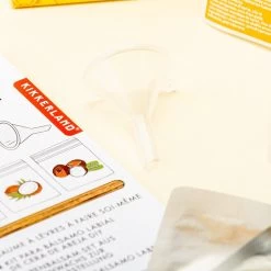 Kikkerland DIY Bijenwas Lip Balsem Kit - Maak Je Eigen Lippenbalsem - 100% Natuurlijk - Voor Twee Balsem Sticks -Cosmeticawinkel 1200x1200 793