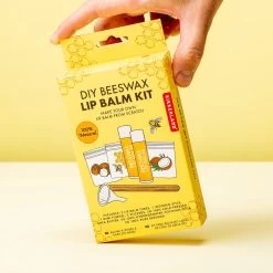 Kikkerland DIY Bijenwas Lip Balsem Kit - Maak Je Eigen Lippenbalsem - 100% Natuurlijk - Voor Twee Balsem Sticks -Cosmeticawinkel 1200x1200 794