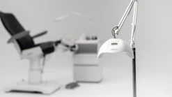 SUNfeet UV Lamp Op Statief - Lamp Voor Gelnagels 80W - LED Lamp Nagels - Gellak Lamp - Nageldroger - Wit -Cosmeticawinkel 1200x675