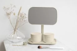 Brabantia ReNew Make-up Spiegel - Met Accessoireschaal - Soft Beige -Cosmeticawinkel 1200x799 11