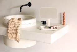 Brabantia ReNew Make-up Spiegel - Met Accessoireschaal - Soft Beige -Cosmeticawinkel 1200x808