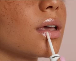 Labello Caring Lip Oil Clear Glow - 5.5 Ml -Cosmeticawinkel 1200x962 3