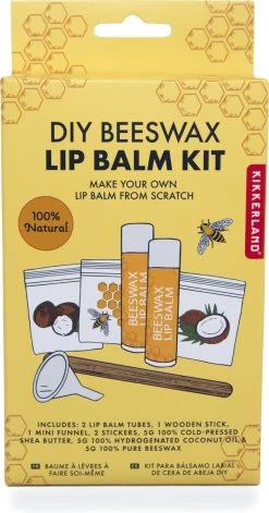 Kikkerland DIY Bijenwas Lip Balsem Kit - Maak Je Eigen Lippenbalsem - 100% Natuurlijk - Voor Twee Balsem Sticks -Cosmeticawinkel 629x1200
