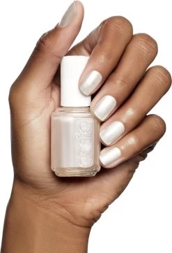 Essie Pearly White 4 - Wit - Nagellak -Cosmeticawinkel 819x1200
