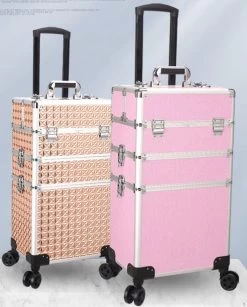Kapper Koffer Gouden Kleur | Nagel | Visagist | Make-up | Cosmetica | Schminken | Trolley Stevig En Gemaakt Van Aluminium | 3 Delig | 8 Wielen | Bedekt Met Mooie Diamantjes -Cosmeticawinkel 967x1200 2